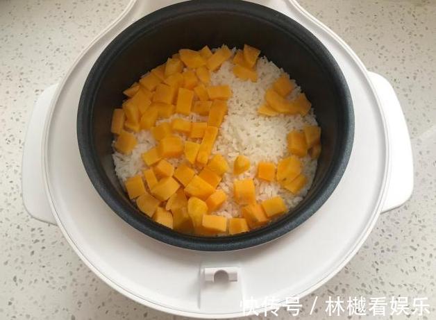 蒸米饭别太单调了，放个地瓜软糯香甜，营养健康吃出新花样