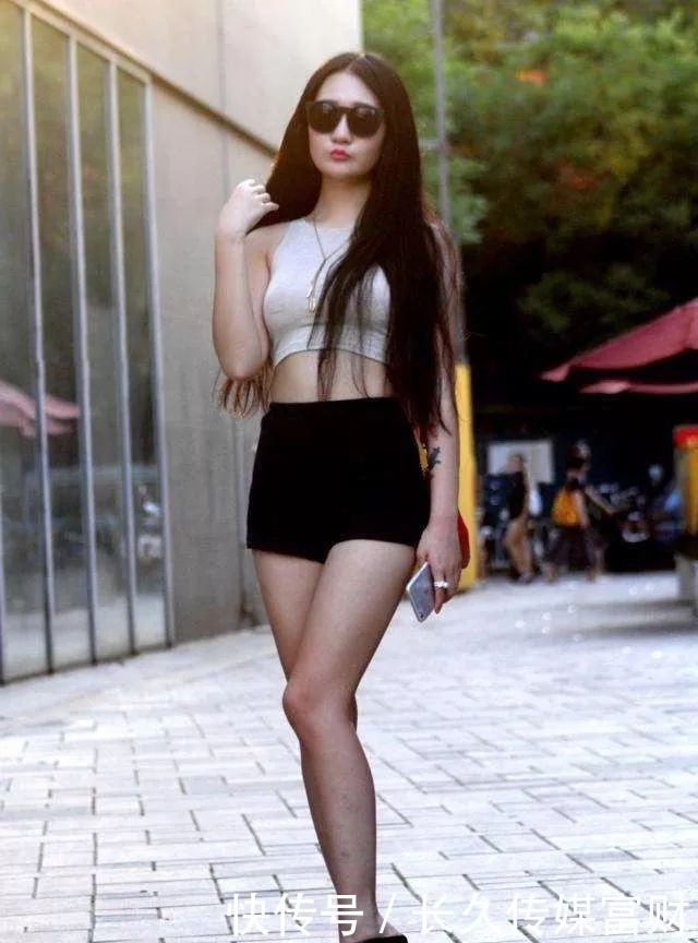 美女搭配一双黑色的高跟凉鞋,让整体的搭配气质更胜一筹