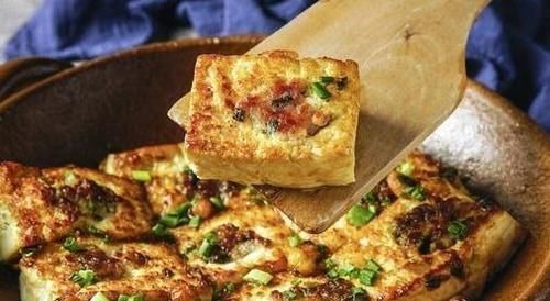 煎豆腐,切忌直接下油锅,下锅前多做一步,豆腐不碎不粘锅