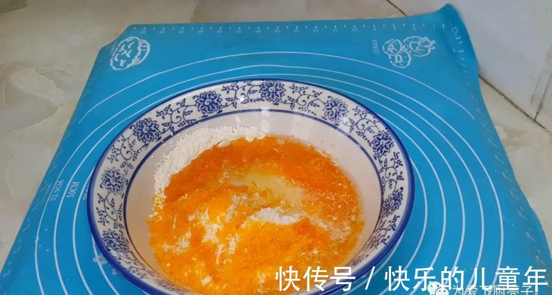 蕉叶不要买着吃了，教你一种新吃法，焦脆香甜，全家老少都抢着吃