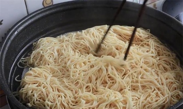 炒面很多人都做错了,大厨教你炒面的正确做法,不粘不坨,太香了