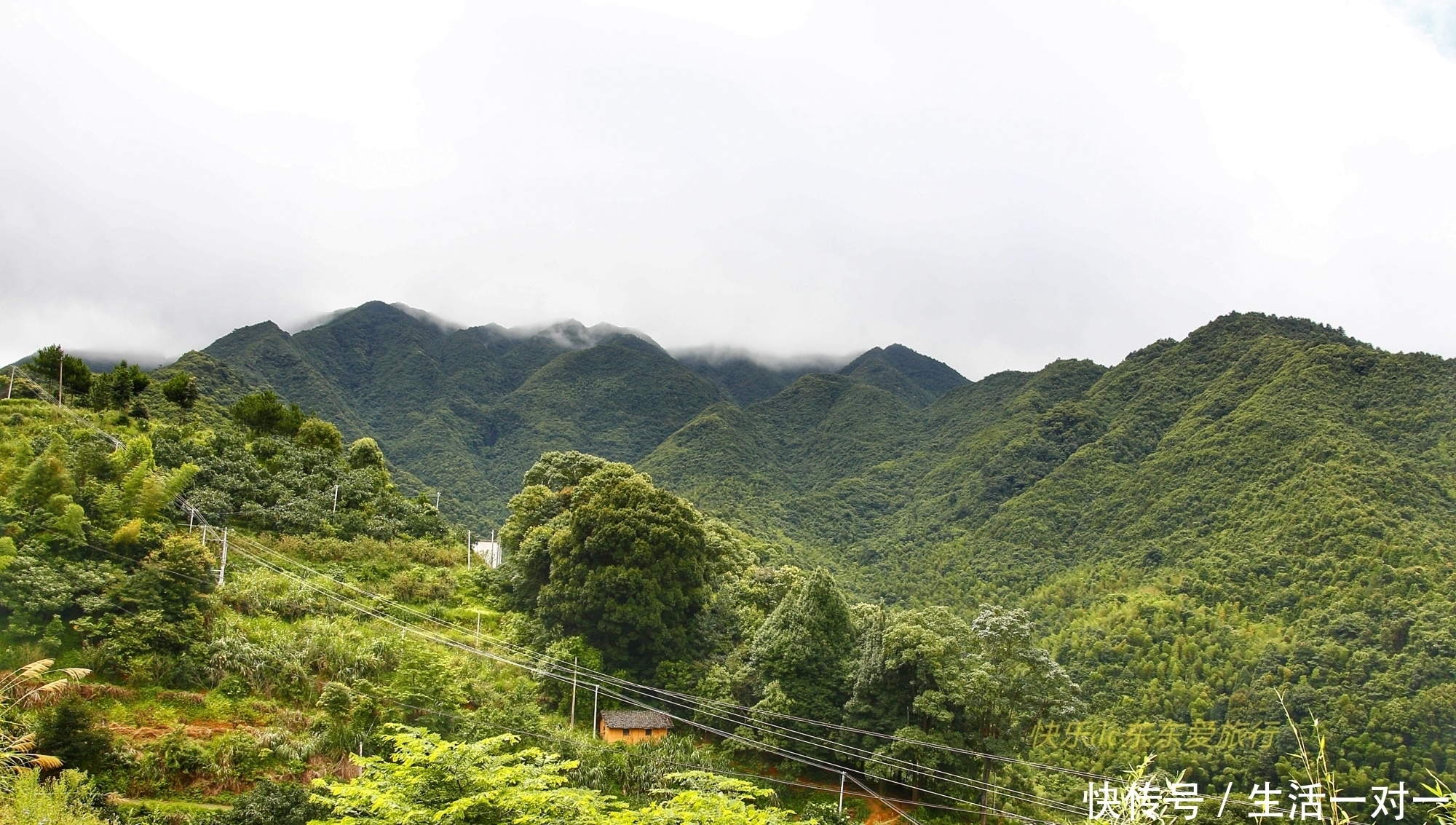 夏日到梅县梅南镇悬崖下的黄礤沟探险溯溪、观瀑布，享受清凉一夏