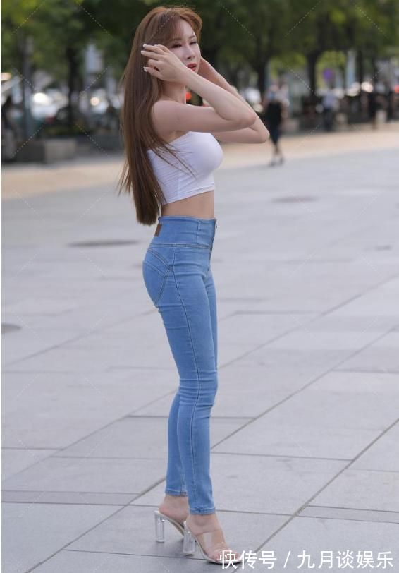白色|这位小姐姐，白色吊带背心搭配牛仔，年轻靓丽