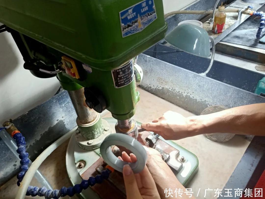 手镯|翡翠每个阶段叫什么?长什么样子?都在这里了!