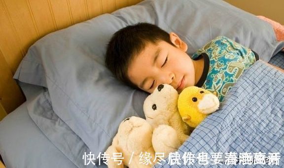 睡眠质量|孩子最好不要跟老人一起睡，原因不是迷信，而是这几点