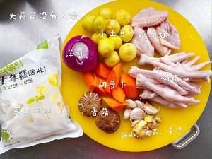 家常鸡肉菜谱之家常版鸡爪煲做法，简单美味，营养下饭，吃不够