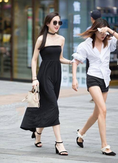 街拍穿着清新面容精致的小姐姐,身材苗条气质动人,很有一番风味