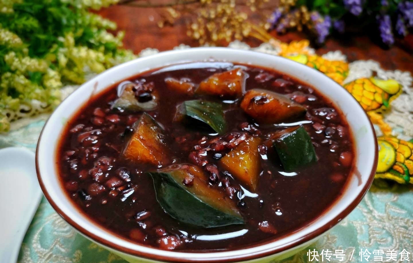 夏季这“粥”要常喝,每天一碗,安神补血又美颜,头发乌黑显年轻