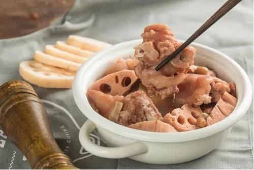  是四川人团年饭上不可缺少的美食，但在春节美食面前