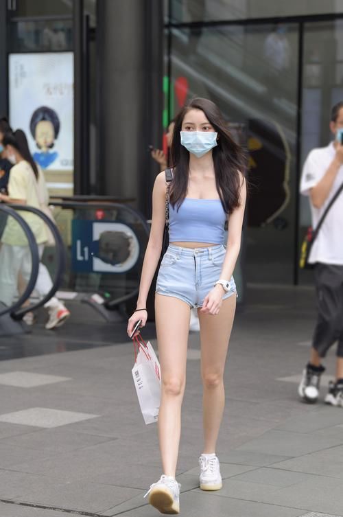 小姐姐们的小背心配热裤，烂大街的穿搭却让人百看不厌