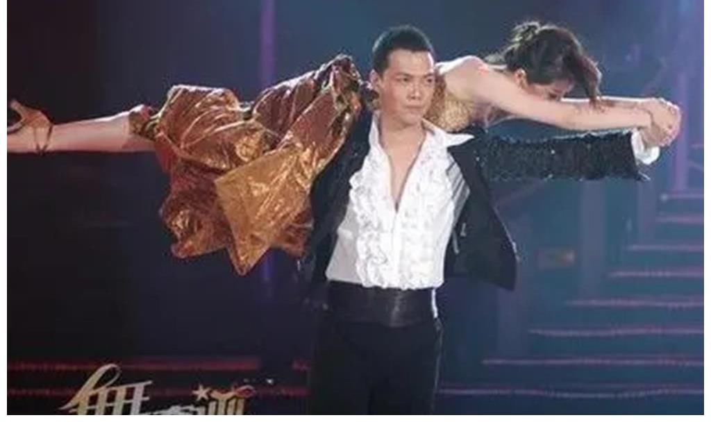 《大湾仔的夜》两只母老虎来袭，陈小春张智霖哑火，谢天华最抢镜