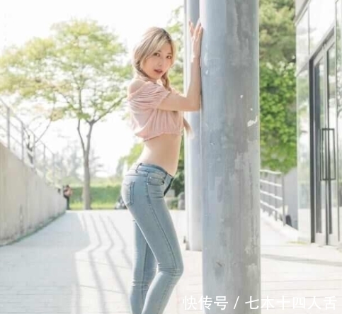 气质|气质十足的牛仔裤美女, 搭黑色吊带真是美翻了!