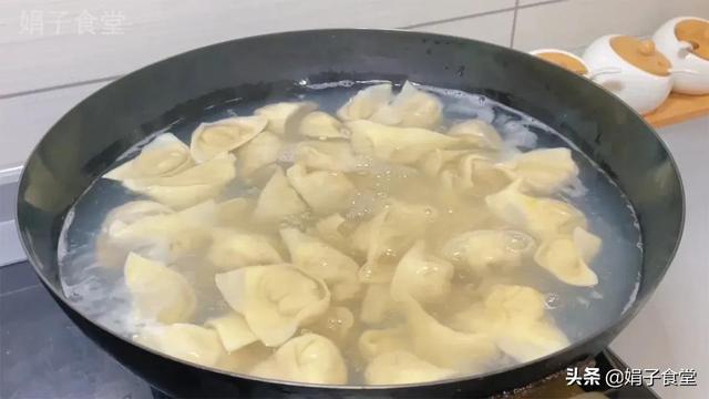 猪肉饺子好吃有窍门,调馅多加这一步,比饺子馆的好吃,又鲜又香