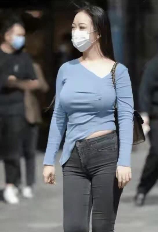 款式|牛仔裤的款式不错，让你的腿部看起来更长，轻松穿出青春动感魅力