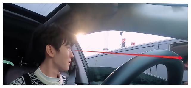 王俊凯朝车外比心,对面人大有来头,连董子健表情都变得微妙起来