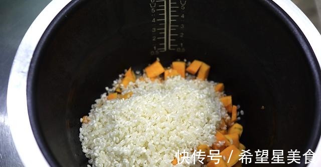 百吃不厌的南瓜焖饭,每年秋冬必吃几十锅,米饭香甜饱满筋道!