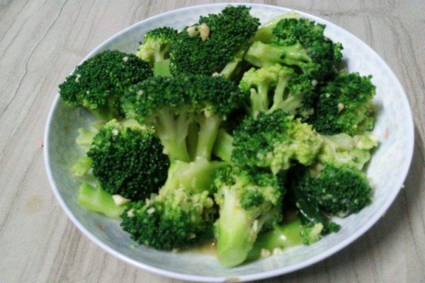 西兰花|老年人多吃西兰花好处多,除了味美外,还有不少的好处收入囊中