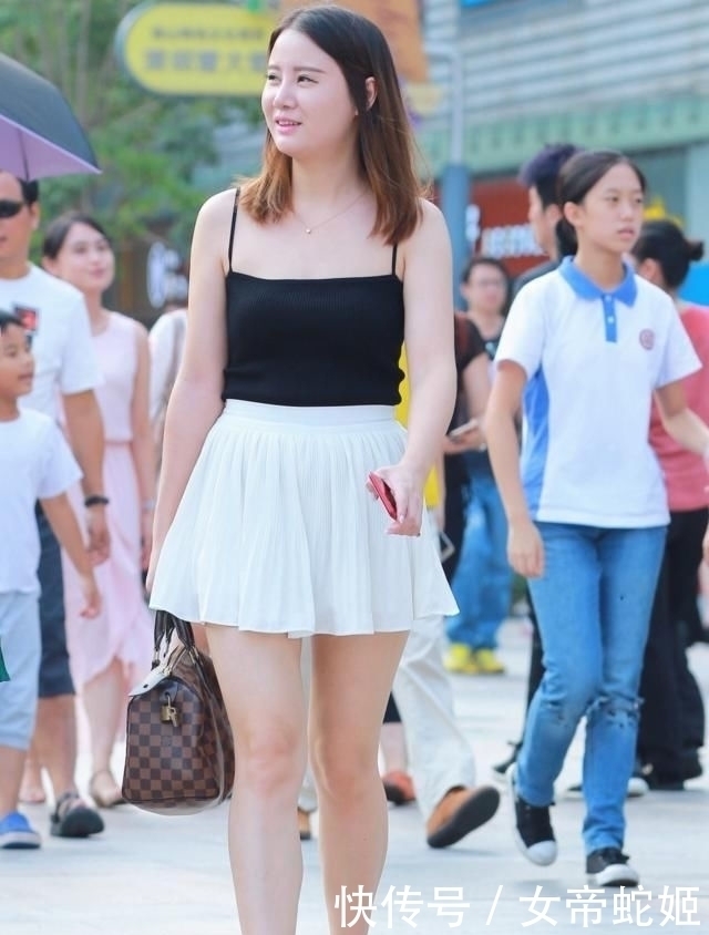 街拍：高挑乖巧可人的妹子，丰腴有致,简约时髦又大方！