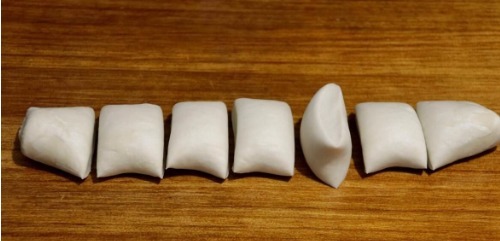 韭菜盒子这么做,薄皮大馅,简单一个步骤韭菜不出水,越吃越香