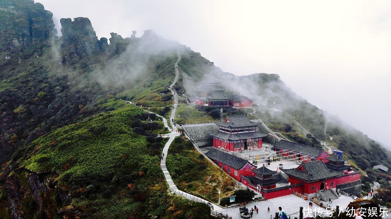 世界最高的寺庙，横跨2572米的山峰上，时常受到佛光“照拂”