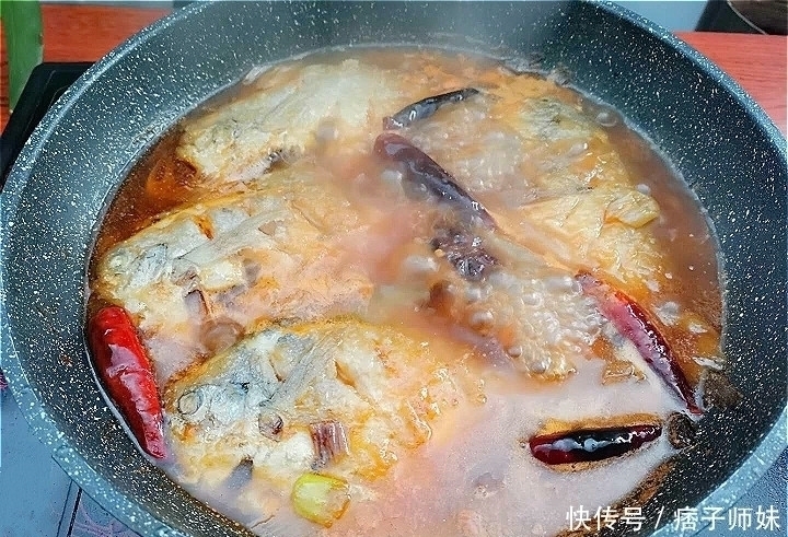 鲳鱼|不管炖什么鱼,别再加醋了!试试新做法,肉质鲜嫩没腥味,太香了
