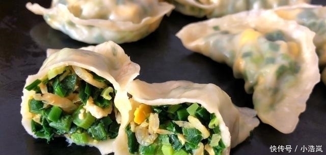 包韭菜饺子时,直接拌馅是大错特错多加1步,韭菜翠绿、不出水