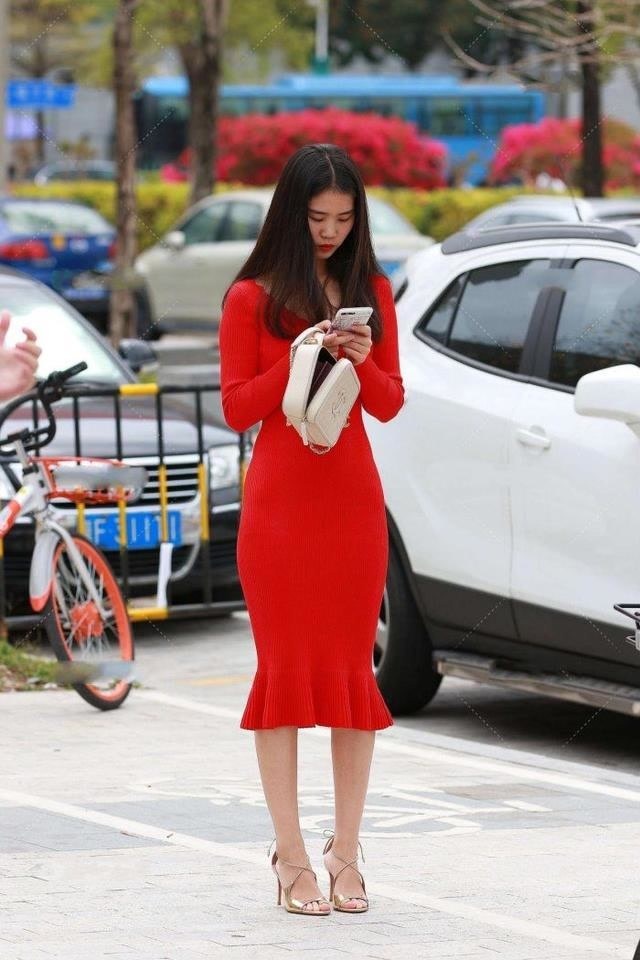 美的 年轻女生就是会穿,露脐衫配牛仔裤,轻松穿出小蛮腰,靓丽又清爽