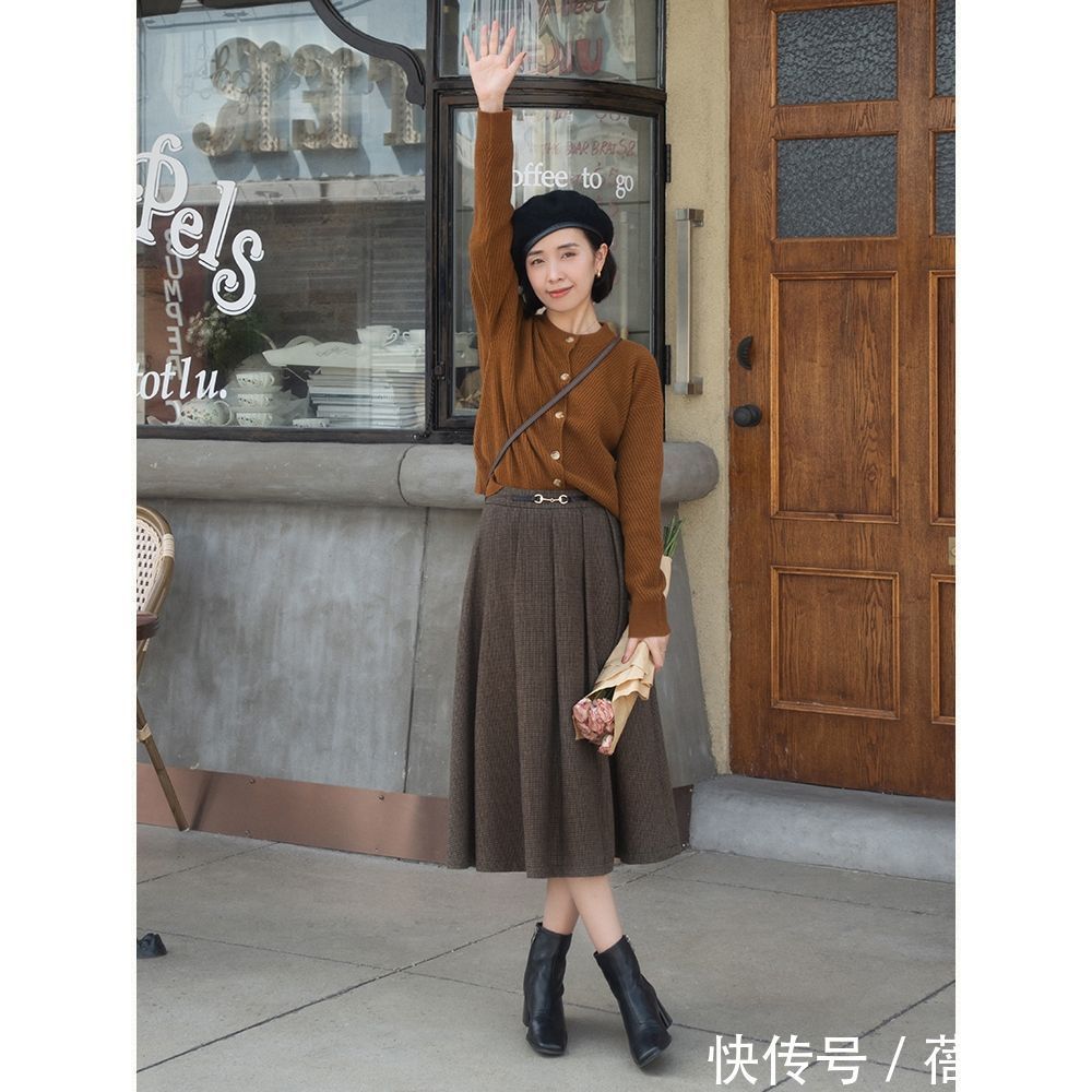 穿搭 今年火了一种穿搭,叫“针织衫+半身裙”,不仅知性而且超有气质