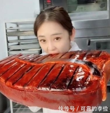 网红小姐姐吃超大“排骨”,刚咬一口就露馅,网友;高手在民间