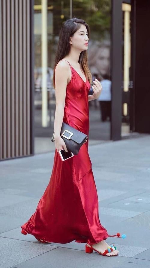 身穿|高挑美女身穿一身红色风衣,让她的完美身材完全突显出来了