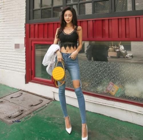  牛仔裤|美女穿搭：牛仔裤小姐姐突显女人出众身材，穿出摩登气息