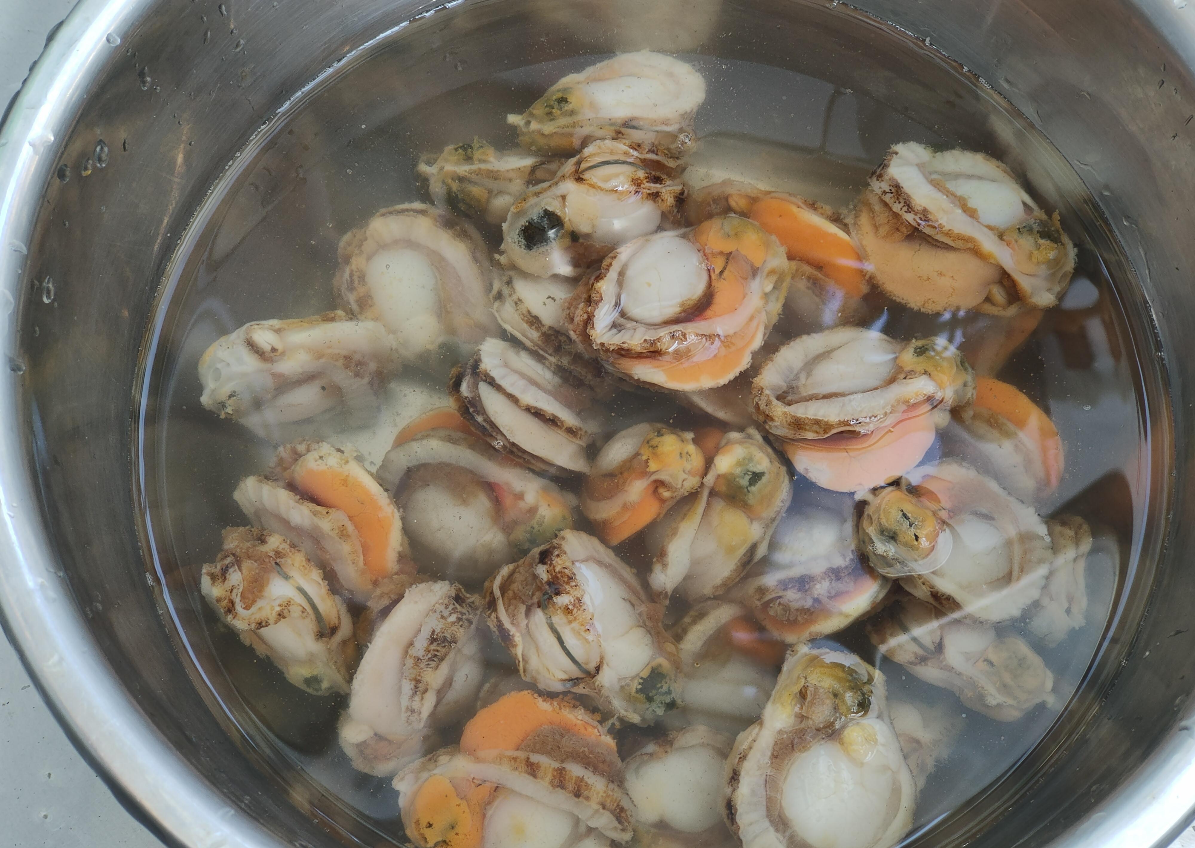 自己做烤扇贝串，鲜香十足，比外面的烧烤摊的还好吃