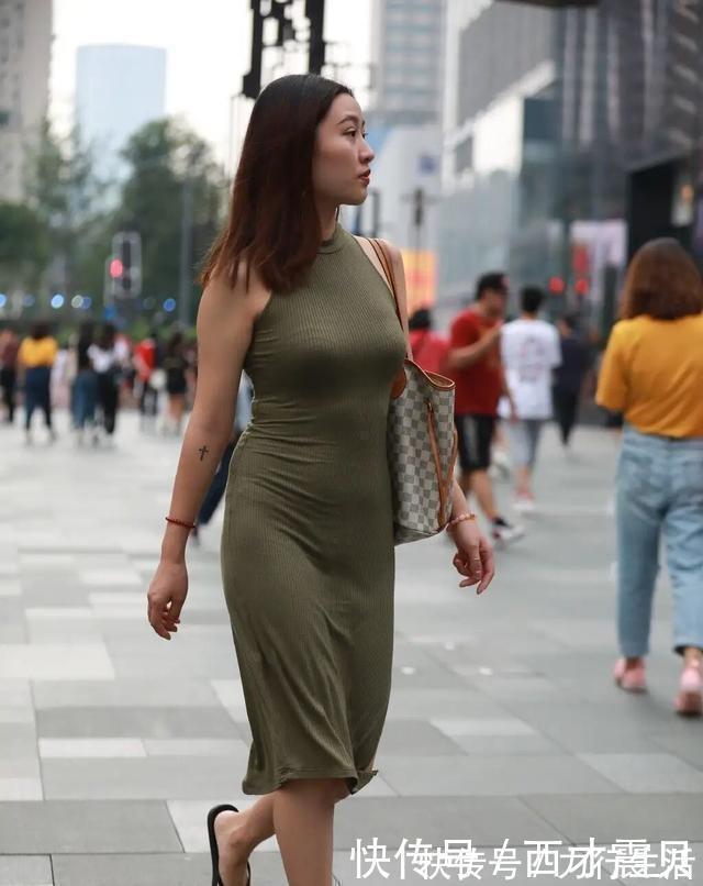 女性|连衣裙展现女性简洁气质，上身特别洋气