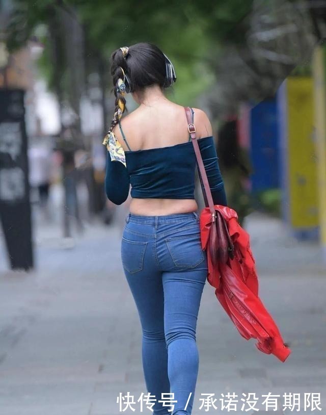 小肚子|低腰裤+吊带露脐装,美女这样穿,身材走样也好看!