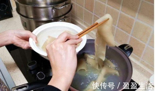 猪皮|猪皮这样吃才叫爽，不炒也不炸，一次做一锅，一锅都不够吃