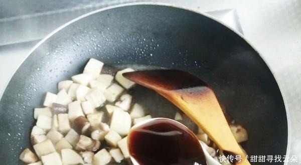 是把“蚝油”放在开头,还是刚从锅里放出来,大厨放10倍新鲜