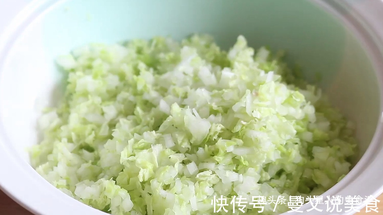 我家隔三差五做这锅菜卷,松软鲜香易消化,层层裹着馅料,太香了