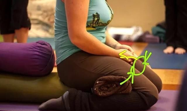 英雄|瑜伽英雄坐:脚踝疼,膝盖不舒服,臀部坐不下去,怎么办?