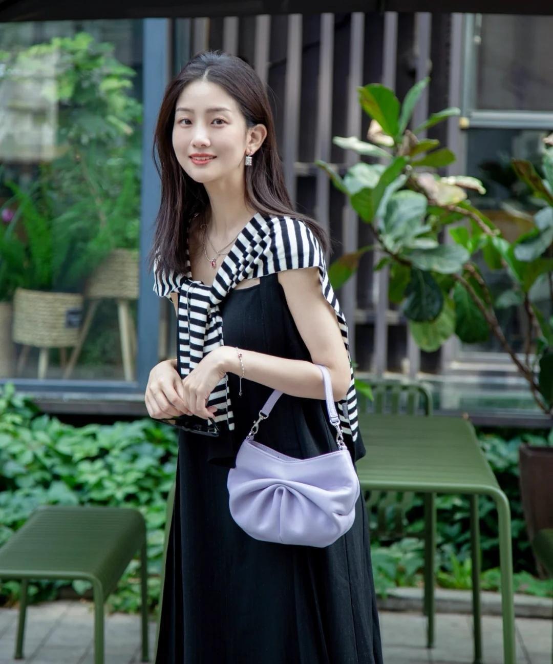 阔腿裤|秋季最火穿搭指南,条纹衫搭配半身裙或者白色阔腿裤,高级时髦!