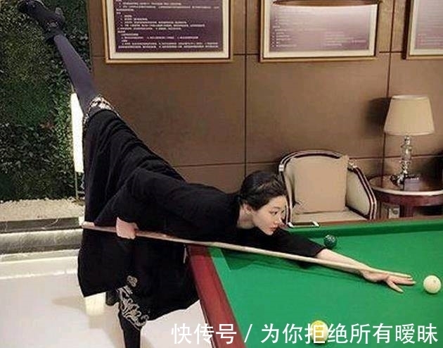 |搞笑图片幽默段子笑话:这颗树还有几分人的样子呢,挺奇特的哦