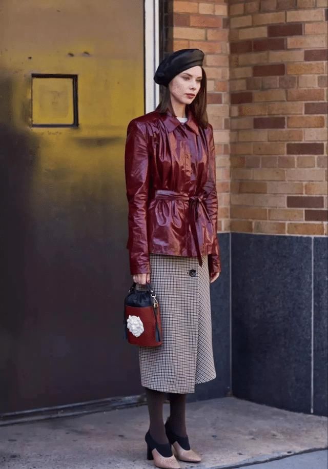 最近火了一条裙子叫：“呢子裙”，时髦显瘦，配大衣羽绒服就很美