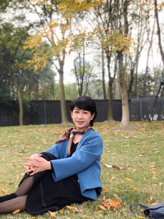 外套|40岁也能穿出高级感,蓝色外套搭配半身裙,最体面的中年女性穿搭