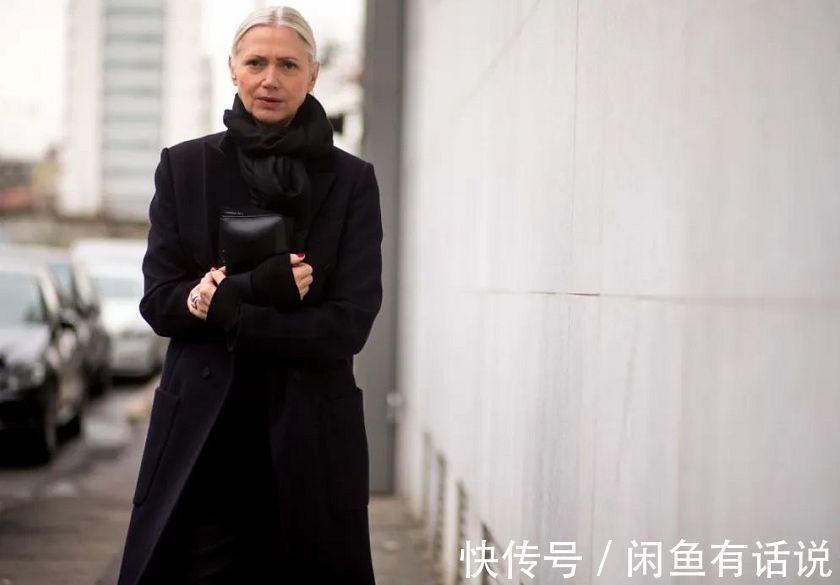 chris|60岁阿姨把黑大衣穿得好惊艳,头发花白还扎个啾啾,我也不怕老了
