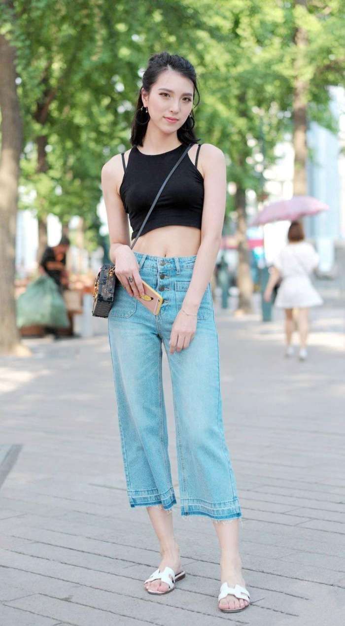  秀气|街拍：水灵秀气的美女，搭配长心，打扮时髦妩媚又抢镜