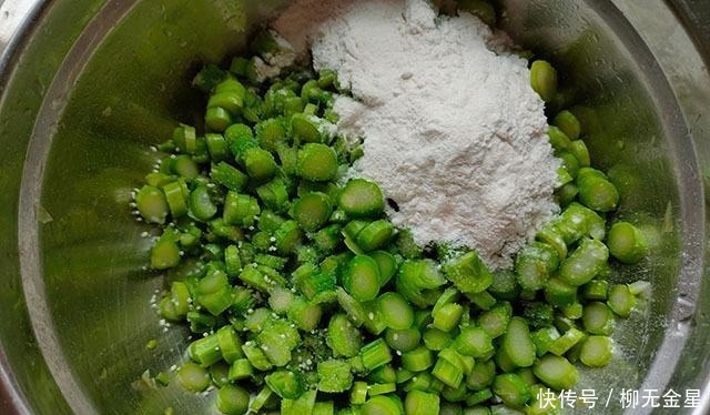 小饼|夏季多给孩子做这个吃,食材拌匀团成饼,上锅蒸一蒸,好吃营养高!