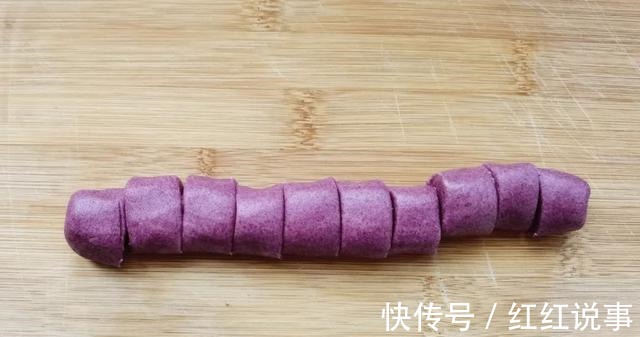 酥皮月饼|中秋来点不一样的,五彩月饼颜值高,酥软不腻味道好!