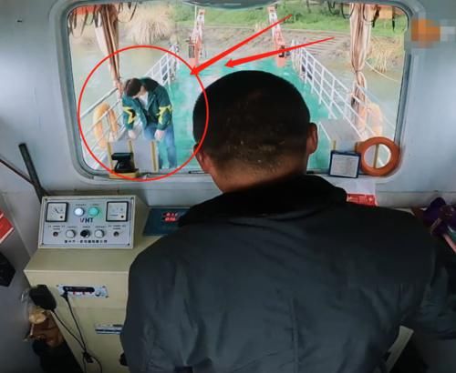 张艺兴一如既往的有礼貌，看他录制节目对船长的举动，又被圈粉了