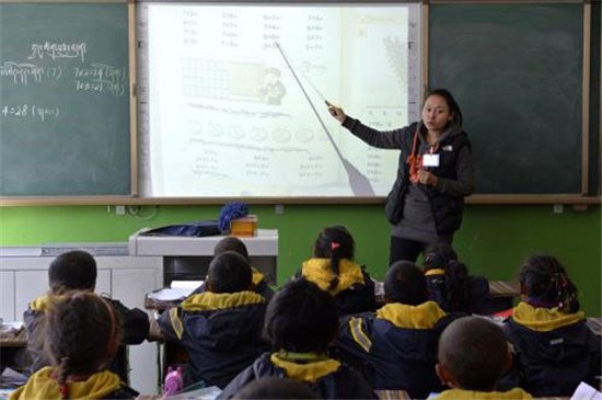 教师丰富课堂，让学生产生学习的兴趣，也才有学下去的动力