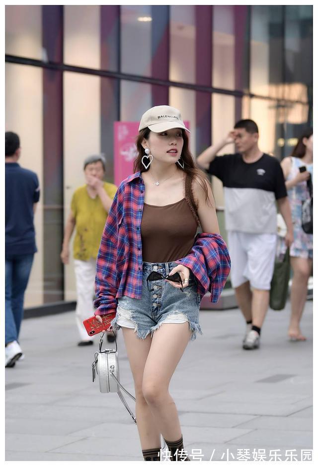 秋天 初秋时节,牛仔短裤搭配短靴,也是很流行的穿搭方式