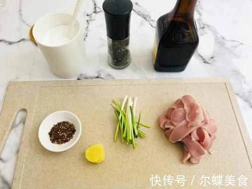 炸酥肉时,只用淀粉和鸡蛋是错的,记住1个小妙招,酥肉香酥不腻